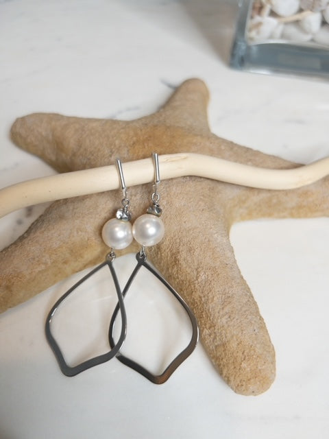 Pearl hoop Earring